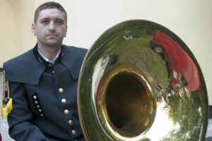 czlowiek z suzafonem