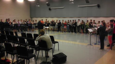 Próba chóru trąbek. Dyryguje Daniel Patrylak. Na krześle odwrócony tyłem Allen Vizzutti